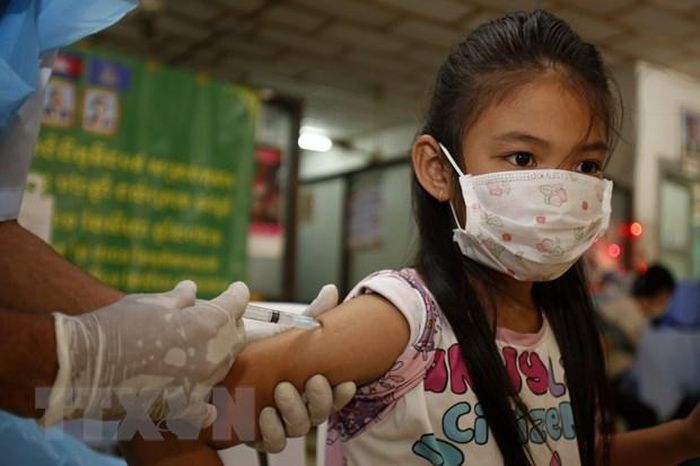 Nhân viên y tế tiêm vaccine ngừa COVID-19 cho người dân tại Phnom Penh, Campuchia. (Ảnh: THX/TTXVN)