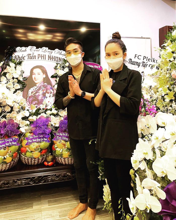 Nhật Kim Anh và vợ chồng Khánh Đơn đến viếng Phi Nhung. 