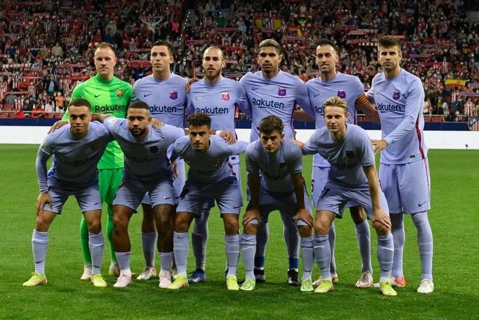  Trận thua bạc nhược trước Benfica buộc HLV Ronald Koeman phải đưa ra những thay đổi. Nhà cầm quân người Hà Lan đổi sơ đồ 3-5-2 thành 4-2-3-1 đồng thời gây bất ngờ khi trao cơ hội cho hai tiền vệ trẻ Nicolas Gonzalez (sinh năm 2002) và Gavi (sinh năm 2004). 