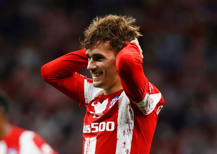  Cách biệt an toàn giúp đội chủ nhà thoải mái triển khai thế trận phòng ngự phản công ưa thích. Antoine Griezmann cũng được vào sân để đối đầu CLB chủ quản. Phút 74, tuyển thủ Pháp có cơ hội để giúp Atletico Madrid gia tăng cách biệt. Tuy nhiên, đường chuyền của anh lại đi quá sâu so với đà băng xuống của Angel Correa. 2-0 là tỷ số cuối cùng của trận đấu trên sân Wanda Metropolitano. 
