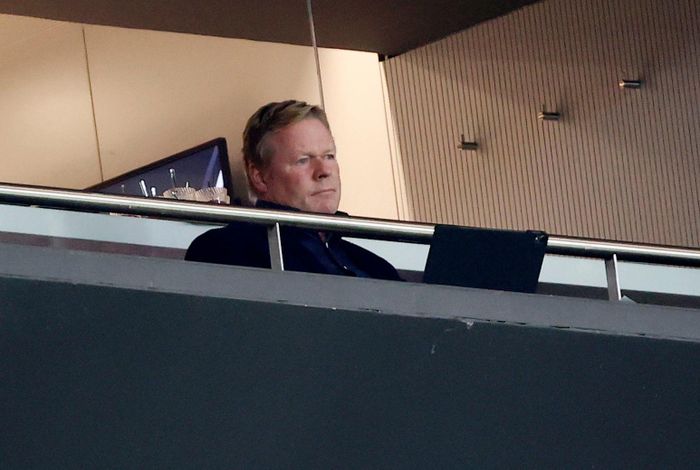  Vẻ mặt thẫn thờ của HLV Koeman trên khán đài. Ở trận này, ông không thể trực tiếp chỉ đạo mà chỉ có thể liên lạc với trợ lý thông qua điện thoại. 