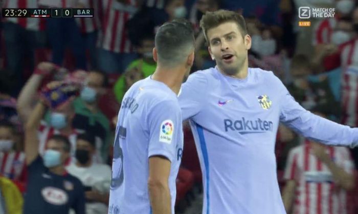  Bàn thua quá dễ dàng khiến hai đội trưởng của Barca, Gerard Pique và Sergio Busquets, không giữ nổi bình tĩnh và có lời qua tiếng lại ngay trên sân. 