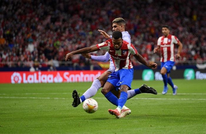  Trong khi còn chưa thể tung đòn tấn công phủ đầu đối thủ, Barca đã sớm dính bẫy phản công của chủ nhà. Atletico Madrid liên tục khoét vào cánh phải của đội khách, nơi mối liên kết giữa Oscar Mingueza và Ronald Araujo gần như bằng không. Chỉ với vài pha ban bật đơn giản, đội bóng thành Madrid đã đưa bóng đến sát khung thành của Ter Stegen. Phút 23, Suarez chọc khe cho Thomas Lemar dứt điểm mở tỷ số. 