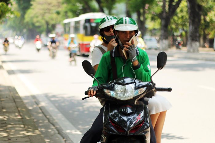 Xe ôm là phương tiện di chuyển quan trọng của không ít người dân. Ảnh minh họa: Hiếu Công.