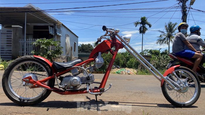 Mẫu Chopper luôn được bất kỳ ai đi qua chú ý. Ảnh: Bazan TV.