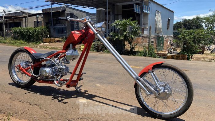Hình ảnh trước và sau khi phục chế xe Cub theo kiểu Chopper. Ảnh: Bazan TV