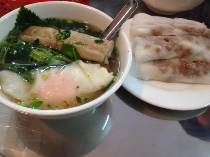 Nét riêng đặc trưng của bánh cuốn Cao Bằng là ăn cùng nước dùng chứ không phải là nước mắm chua ngọt như những vùng miền khác. Đó là thứ nước canh ninh từ xương heo thơm lừng, ngọt lịm. Đi kèm bát nước dùng được cho thêm vào vài thìa thịt băm nhuyễn, rắc chút hành, mùi xanh mướt trông vô cùng hấp dẫn. Chính vì vậy bánh cuốn Cao Bằng còn có tên gọi là bánh cuốn canh. Tùy theo khẩu vị, có người thích ăn bánh cuốn canh không, người lại muốn thêm hương vị bằng quả trứng hay miếng giò. Ai từng một lần thưởng thức món bánh cuốn canh sẽ chẳng thể quên được vị ngọt của nước hầm xương, bánh cuốn mềm, thơm lừng và béo ngậy.