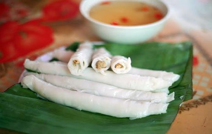 Khác với bánh cuốn của các vùng khác được tráng thật mỏng thì bánh cuốn Phú Thị lại được tráng làm 2 lần dày hơn. Khi hấp chín, lá bánh mềm dẻo và dai không bị vỡ là đạt tiêu chuẩn của một lá bánh ngon. Để hoàn thành một chiếc bánh cuốn sau khi làm các công đoạn trên người làm sẽ cuộn lá bánh cuốn cùng với nhân bánh xếp chồng lên trên chiếc lá chuối hoặc lá dong cho thật đẹp mắt. Sẽ kém ngon miệng khi thiếu thứ nước chấm đậm đà được làm từ nước mắm, bột ngọt, giấm ớt thêm chút thịt băm. Khi ăn du khách sẽ cảm nhận được hương vị thơm ngon rất riêng của đặc sản Văn Giang, Hưng Yên.