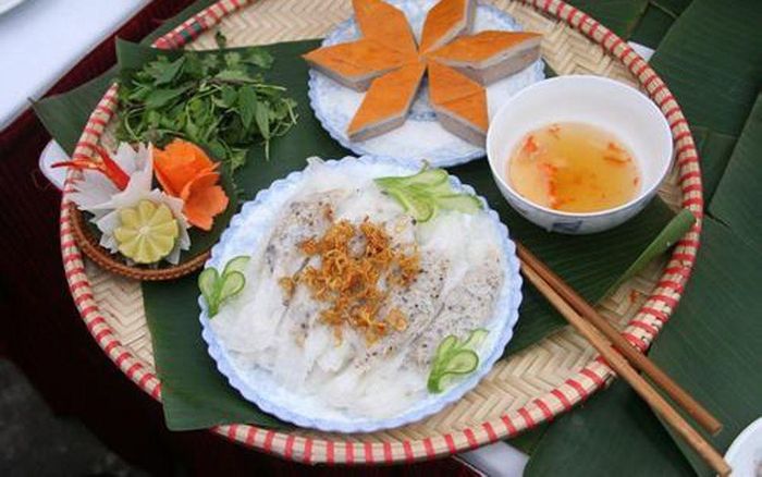 Bánh cuốn Thanh Trì lâu nay được coi là một trong vài thứ đặc sản hàng đầu của đất Thăng Long. Món quà quê dân dã mà rất đỗi tinh tế này đã góp phần tạo nên nét đặc biệt cho ẩm thực Tràng An. Điểm đặc biệt ở bánh cuốn Thanh Trì là bánh được tráng rất mỏng, hành mỡ thoa vào mướt mặt mà nếm thì thanh nhẹ, mát rượi, ăn với giò chả vùng Ước Lễ, điểm thêm vài nhánh rau mùi, rau húng Láng và một bát nước chấm không quá chua cũng không quá mặn thì còn gì ngon bằng.