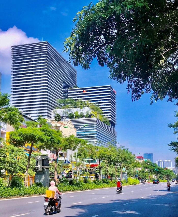 Mùa thu Hà Nội, là cái nắng vàng tơ mơn man, ấm áp, là bầu trời thăm thẳm trong vắt không gợn mây giữa trưa. Ảnh: Đức Hạnh/BNEWS/TTXVN
