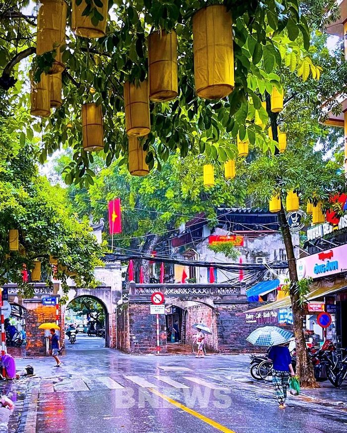 Mưa đến và đi cũng rất nhanh mang lại cho đất trời, cho lòng người xuyến xao đến lạ lùng. Hà Nội mùa này đẹp lắm, và càng đẹp hơn khi mưa thu về. Ảnh: Đức Hạnh/BNEWS/TTXVN