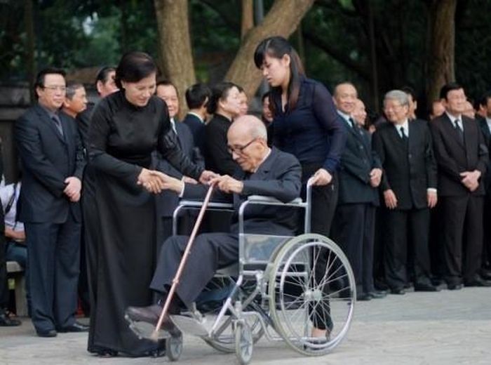 GS Vũ Khiêu ngồi xe lăn tiến đến viếng Đại tướng Võ Nguyên Giáp