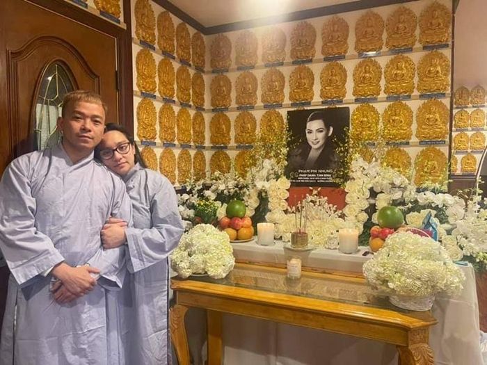 Wendy đang mong ngóng đón mẹ về Mỹ. Mới đây, con gái của Phi Nhung viết tâm thư gửi Chủ tịch nước. “Con đã thấy ngài Chủ tịch nước khen mẹ con làm anh hùng trên báo, con rất cảm kích. Nhưng xin cho mẹ con là mẹ của con lúc này thôi được không? Mẹ con suốt 1 đời vất vả, lo cho con, lo cho các em và mấy tháng nay mẹ con ở lại nước Việt Nam để cùng mọi người chống dịch. Giờ mẹ con nằm xuống rồi, con không cần 1 anh hùng, con cần mẹ. Xin ngài giúp cho mẹ con sớm được về với con. Mẹ con cũng hứa với con xong việc mẹ con sẽ về. Xin ông giúp con, xin mọi người giúp con, mẹ con đã sống cho mọi người rồi, giờ cho con xin lại mẹ con”, Wendy bày tỏ. Ảnh: FB Wendy