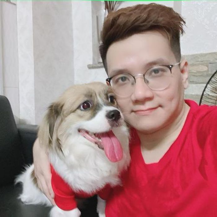 Theo thông tin được biết, "cậu IT" Nhâm Hoàng Khang nổi đình đám này là một coder – lập trình viên tài năng, đứng sau nhiều ứng dụng khá tiện ích cho người dùng, được giới công nghệ thông tin biết đến và công nhận khá nhiều.
