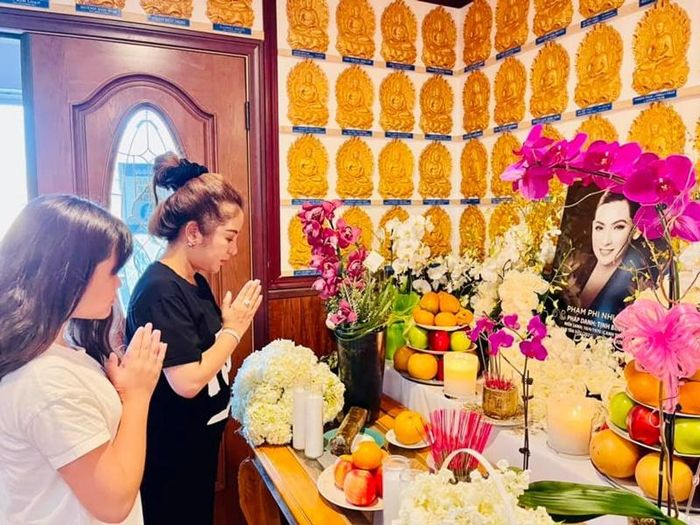 Một số nghệ sĩ đến viếng Phi Nhung ở Mỹ như Thúy Nga, Thanh Thảo, Bằng Kiều, Quang Minh. Ảnh: FB Thúy Nga