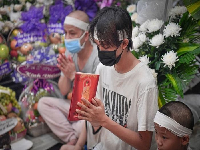 Con nuôi của Phi Nhung mắt sưng húp, gầy đi trông thấy. Ảnh: Yan