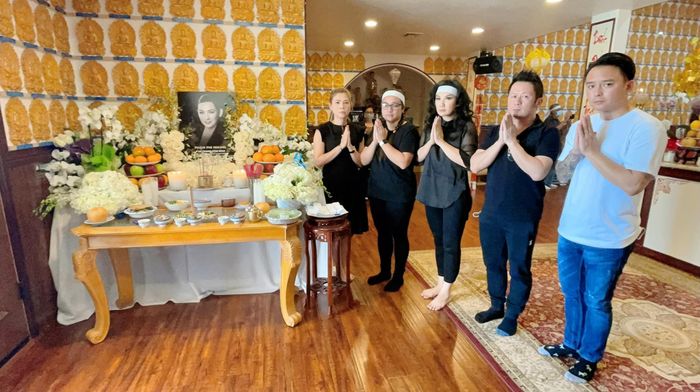 Thanh Thảo, Bằng Kiều tới thắp hương cho Phi Nhung trong ngày cúng thất đầu tiên tại Mỹ. 