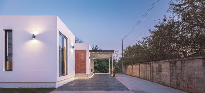 Theo các kiến trúc sư, thiết kế nhà cấp 4 mái bằng đơn giản và tối giản về trang trí như thế này rất phù hợp cho các gia đình có nhiều người trẻ, thích sự trẻ trung, năng động nhưng vẫn đảm bảo tiết kiệm và yên tĩnh.