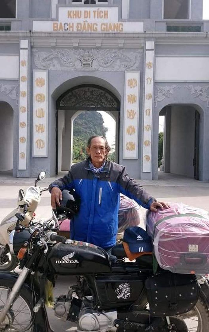 Ông Huỳnh Bá Văn (58 tuổi) đam mê những chuyến phượt bằng xe máy.