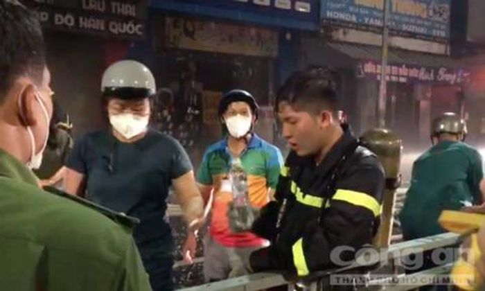 Cảnh sát PCCC&amp;CNCH mệt nhoài sau nhiều giờ chiến đấu với "giặc lửa"