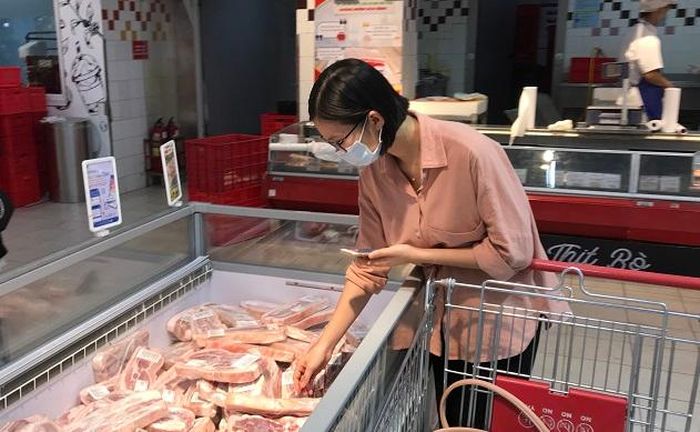 Người tiêu dùng chọn mua hàng tại siêu thị BigC Thăng Long. Ảnh: Công Hùng