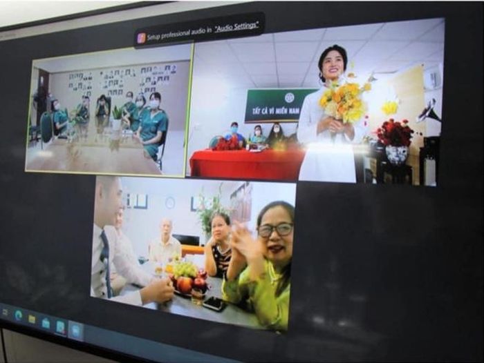 Giây phút hạnh phúc vỡ òa khi chú rể trao nhẫn cưới qua màn hình cho cô dâu. Ảnh: Kim Út/5h30.vn