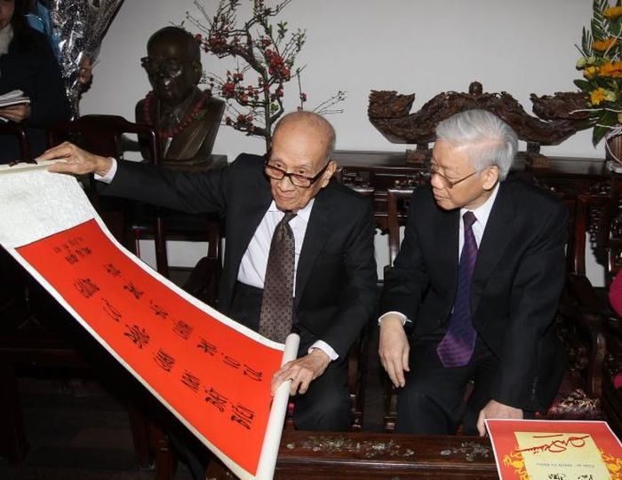 Giáo sư Vũ Khiêu tặng Tổng Bí thư Nguyễn Phú Trọng câu đối. Ảnh : Trí Dũng - TTXVN