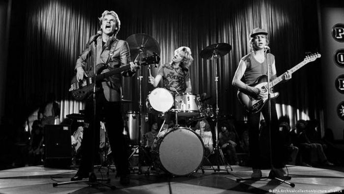 Sting (trái) trình diễn cùng The Police hồi năm 1979