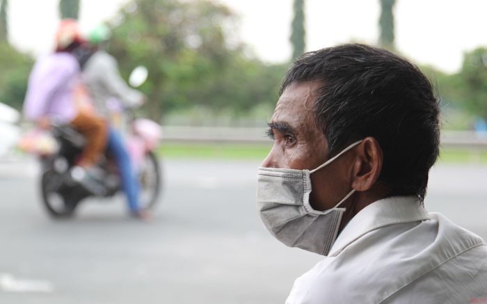 Ông Thạch Văn Triệu, 72 tuổi, vừa đi bộ vừa quá giang từ thành phố Hồ Chí Minh về tới tỉnh Vĩnh Long, chờ lực lượng chức năng gửi xe về quê tận Cà Mau.