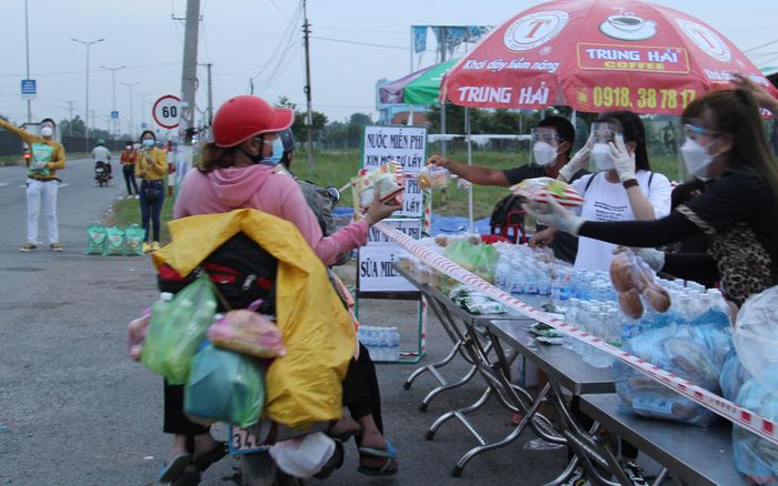 Trên suốt đoạn đường qua tỉnh Vĩnh Long, có rất nhiều nơi hỗ trợ tiếp tế lương thực và cả tiền đổ xăng để họ về quê an toàn.