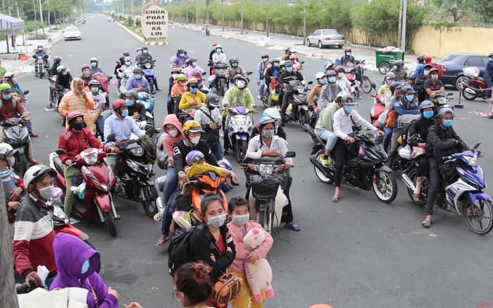 Những người dân Vĩnh Long trở về quê được đưa đi cách ly tập trung an toàn.