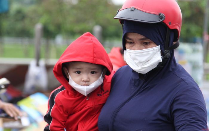 Ánh mắt ngây thơ của trẻ thơ cùng cha mẹ về quê.