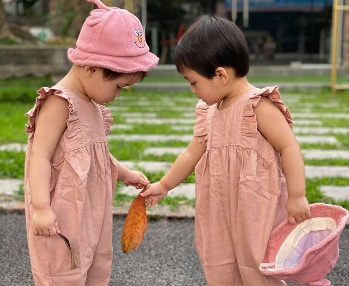 Chị Thúy Hằng cần cả ông, bà nội và ngoại chăm sóc hai bé gái sinh đôi trong thời gian trường học đóng cửa vì dịch Covid-19. Ảnh: T.H. 