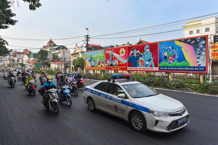  7h, đoàn người có nguyện vọng về quê ở các tỉnh Hà Giang, Lào Cai, Yên Bái, Tuyên Quang, Sơn La, Lai Châu, Điện Biên... được lực lượng CSGT dẫn đường đi theo hướng quốc lộ 1, qua vành đai 3, đường 32, sau đó qua cầu Trung Hà về Phú Thọ và bàn giao tại chốt này để lực lượng địa phương tiếp tục dẫn đường. 