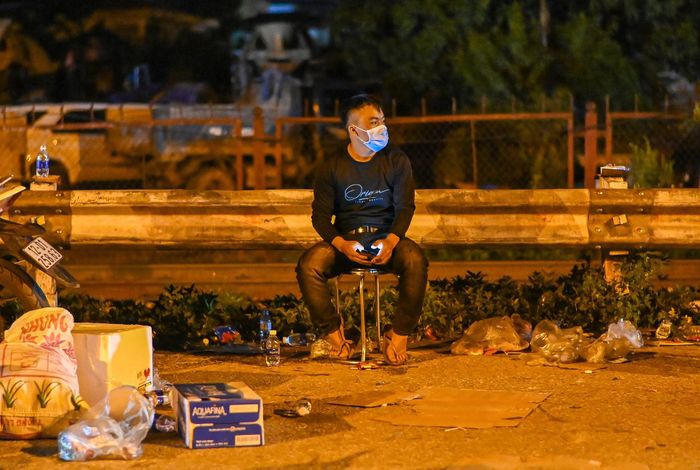  Anh Giáng A Lòng hồi hộp cả đêm không ngủ được vì vợ và con nhỏ vẫn kẹt lại ở tỉnh Hà Nam chưa biết khi nào sẽ đến chốt Cầu Giẽ. Đem theo cả gia đình vào Bình Dương làm việc, Lòng không nghĩ dịch bệnh khiến cả gia đình rơi vào hoàn cảnh khó khăn như hiện tại. Khi được hỏi về dự định tương lai, người đàn ông quê Sơn La cho biết: "Trước mắt, gia đình mình cứ về quê trồng ngô, trồng sắn, làm nông chứ cũng chưa biết bao giờ có thể trở lại Bình Dương để làm việc". 