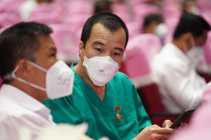 Bác sĩ Nguyễn Văn Toàn, Trưởng đoàn Y tế tỉnh Thanh Hóa, vào hỗ trợ tại Bệnh viện Ung Bướu cơ sở 2 - Bệnh viện Hồi sức Cấp cứu Covid-19. Bác sĩ cho biết sau 2 tháng công tác tại TP.HCM, ông rất hạnh phúc khi được trao bằng khen và huy hiệu. “Đây là lời động viên lớn nhất để tiếp thêm động lực cho chúng tôi tiếp tục chiến đấu”, bác sĩ Toàn chia sẻ. 