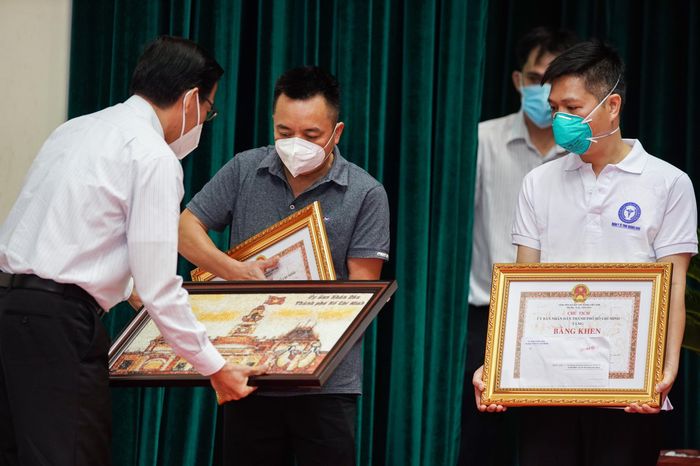  Chủ tịch UBND TP.HCM Phan Văn Mãi gửi lời cám ơn đến lực lượng tuyến đầu chống dịch. 