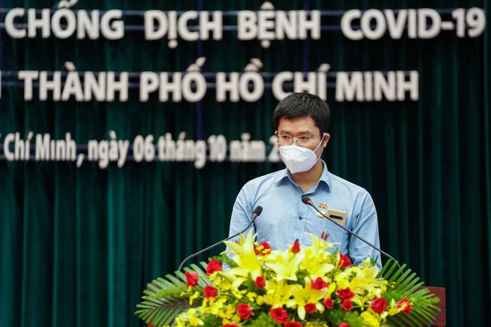  Bác sĩ Bùi Quang Huy, Khoa Nội tim trẻ em, Trung tâm Tim mạch, Bệnh viện E, chia sẻ cuộc chiến vừa qua không của riêng ngành y. Ông bày tỏ sự hân hoan khi TP.HCM bắt đầu từng bước vào bình thường mới. "Chúng tôi sẽ trở lại, không phải để chiến đấu '1 cung đường, 2 điểm đến' mà để thăm và cảm nhận vẻ đẹp của TP.HCM", bác sĩ Huy nói. 