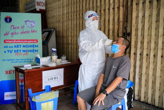  Ông Ngô Văn Hà - trưởng ban quản lý chợ Bến Thành - cho biết có 150 tiểu thương đăng ký bán lại. Trong đó, 75 tiểu thương bán các mặt hàng thiết yếu đã mở sạp trở lại. 