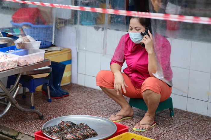  Tiểu thương Nguyễn Thị Ngọc Dung liên tục nhận điện thoại từ khách hàng quen. "Bán chỉ được 30-40% trước dịch nhưng tình hình lạc quan, sản lượng bán tăng dần mỗi ngày. Nhiều khách quen mừng lắm vì mua đồ ăn tươi sống khó, đôi khi siêu thị đóng sẵn chứ không được lựa. Người nào ngại ra đường thì chỉ cần gọi điện, tôi sẵn sàng giao hàng tới nhà. Giờ mình phải thích ứng với bình thường mới để buôn bán thôi", chị nói. 