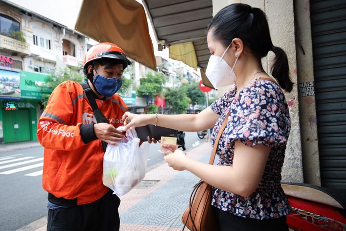  Nhờ liên kết với các ứng dụng giao hàng như Grab, Baemin hay ShopeeFood mà quán chè của gia đình chị vẫn đạt doanh số 60% so với trước dịch. 