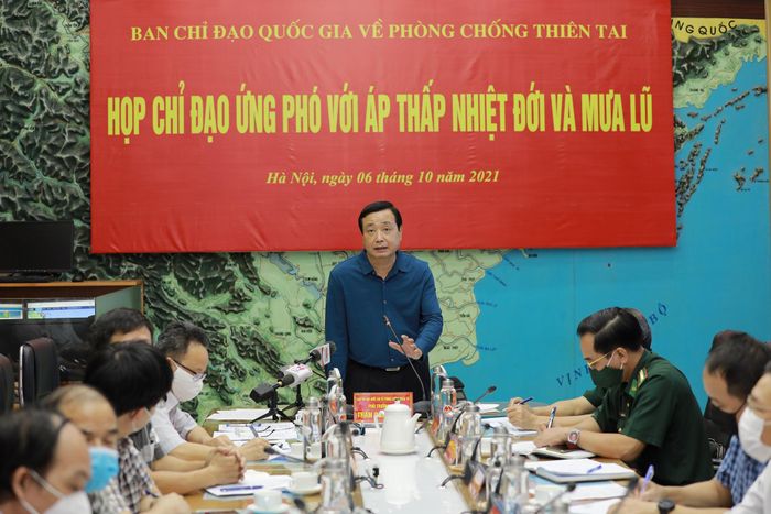 Ban Chỉ đạo Quốc gia về phòng chống thiên tai họp cùng các bộ, ngành, địa phương để ứng phó với áp thấp nhiệt đới và mưa lũ miền Trung, chiều 6/10. Ảnh: Ngọc Hà.