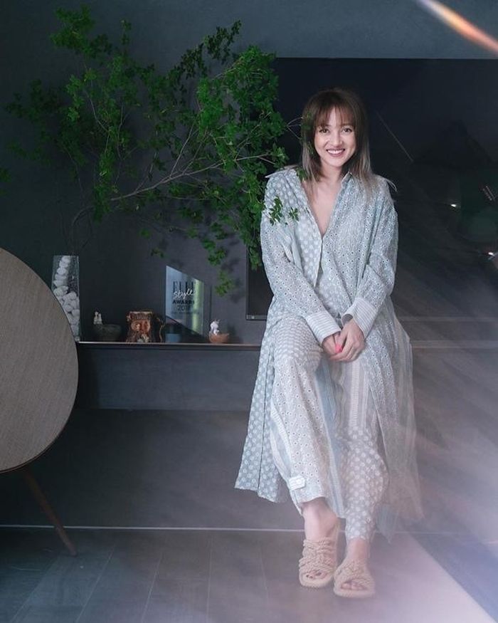 Bảo Anh ghi điểm khi kết hợp hài hòa loungewear xanh mát có họa tiết nhẹ nhàng và dép vặn thừng phóng khoáng