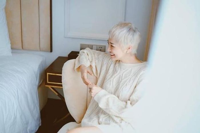 Bảo Anh khác lạ mà ngọt ngào với mái tóc ngắn màu bạch kim. Chiếc áo len dài trong mốt giấu quần khiến nữ ca sĩ thêm phần cuốn hút.