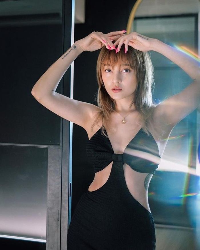Nữ ca sĩ sinh năm 1992 liên tục xuất hiện trong váy áo cut-out gợi cảm dù trên sân khấu hay đời thường..