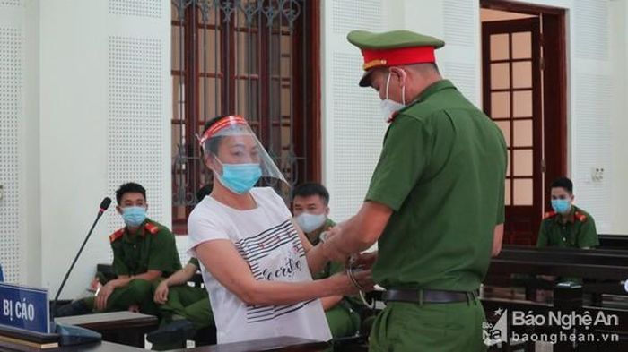 Bị cáo Hải liên tục khóc lóc, đổ lỗi cho hoàn cảnh khó khăn, bệnh tật. Ảnh: Trần Vũ