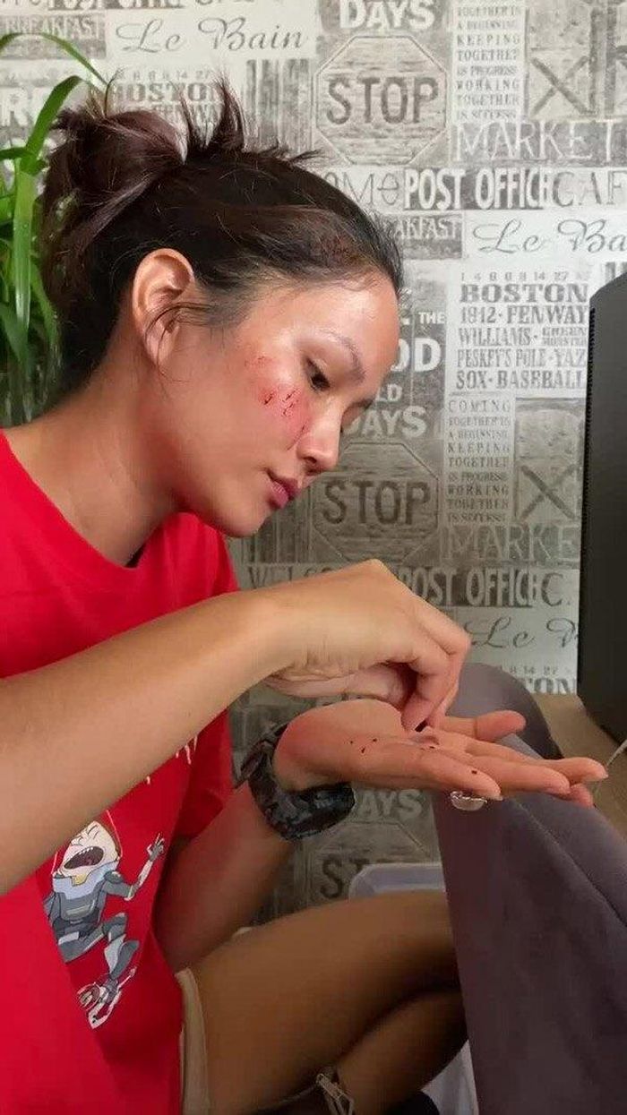 Hết má hồng nên dùng trái si rô chế ra tông màu thiên nhiên.