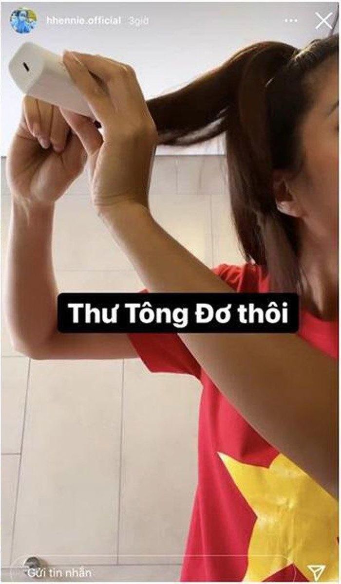 Không thể đi cắt tóc, nàng hậu tự xử tại nhà.