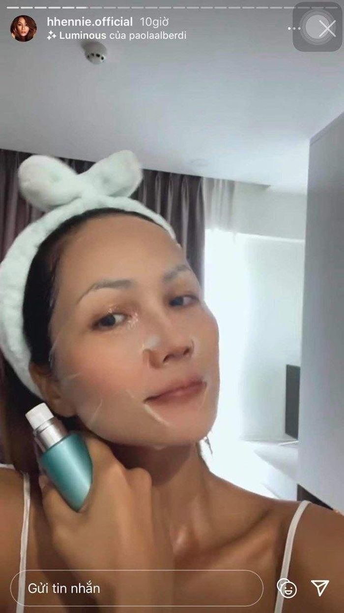 Cô dưỡng da tỉ mỉ và may mắn là còn dùng được.