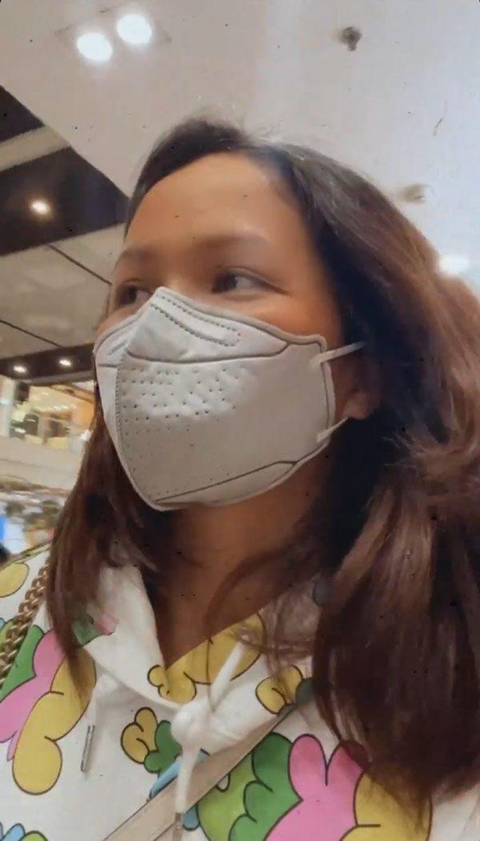H'Hen Niê muốn khóc cạn nước mắt vì đi mua mỹ phẩm sau dịch mà không tiệm nào mở cửa, trung tâm thương mại lớn cũng vắng vẻ. 